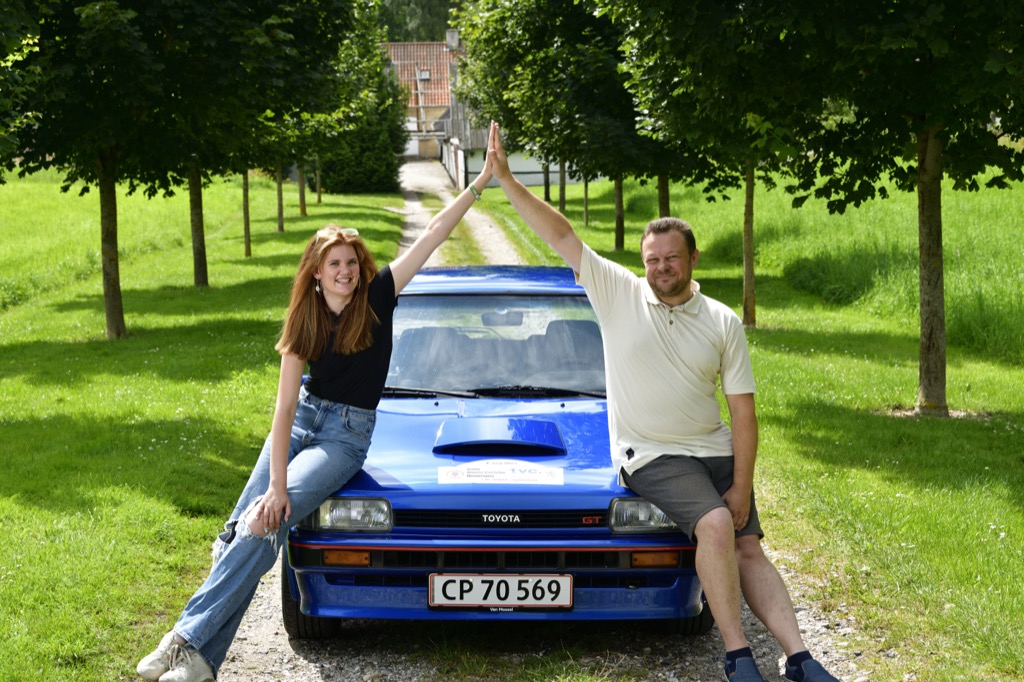 Mange af de bedste i sporten er forældre/børn-mandskaber. Her er det Kim Bach Sørensen og hans datter Freja Damgaard Sørensen, der kører i en Toyota Corolla GT fra 1986.
(Foto: Michael Eisenberg)
